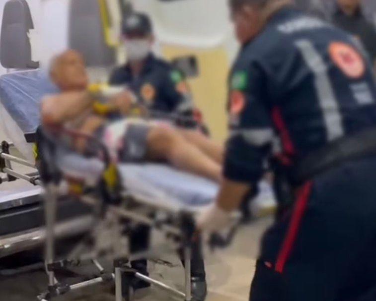 Dois homens são baleados por criminoso escondido em matagal